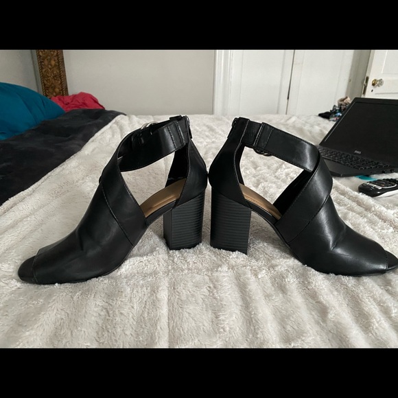 Black Peep Toe High Heels - Picture 3 of 4